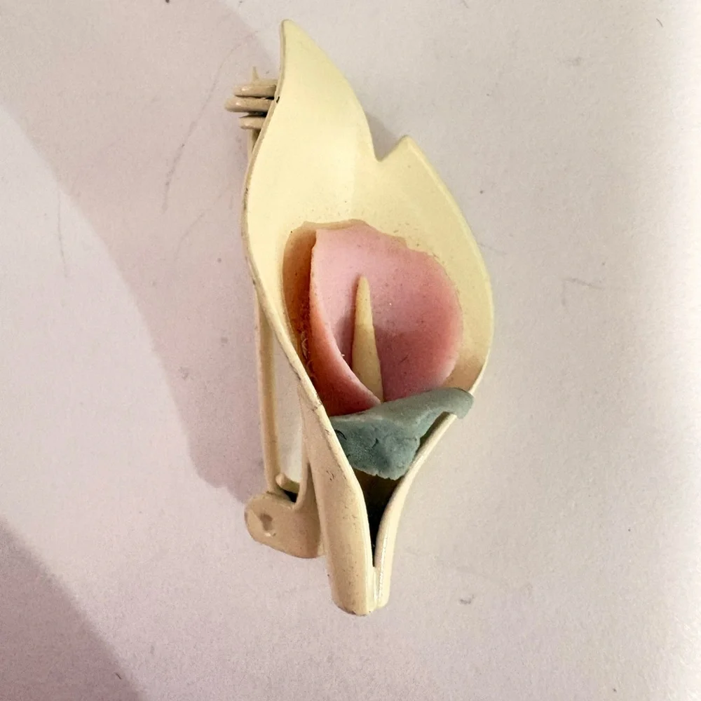 Vintage 1960s yellow and pink Calla Lily Floral Brooch in Soft Pastel Shades